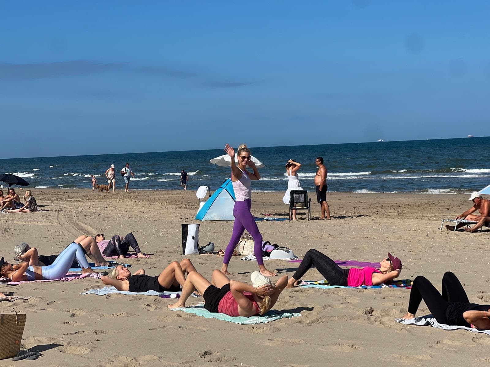 Volwassen deelnemers trainen samen tijdens Essentrics on the Beach