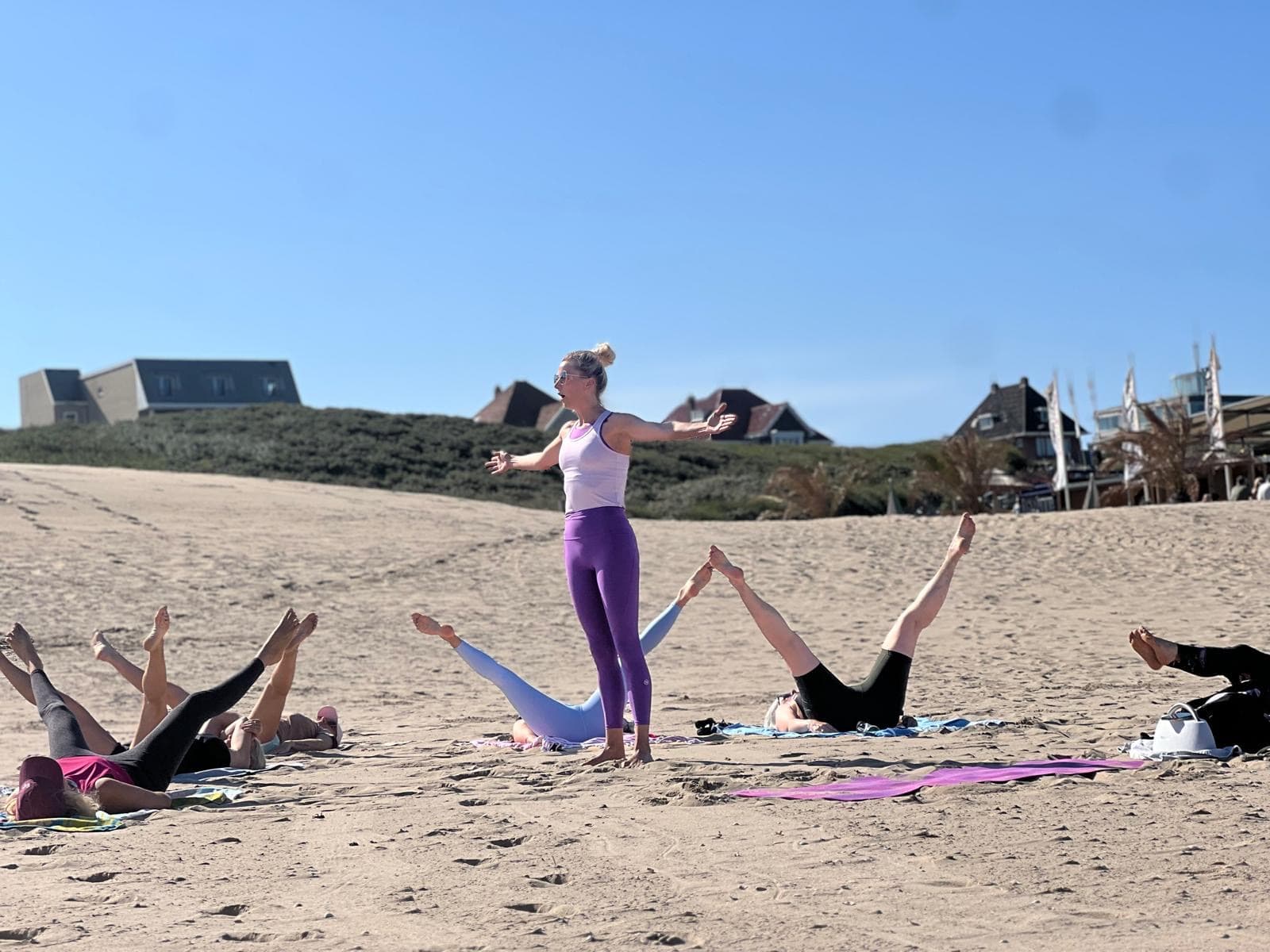 Suzanne geeft een echte Essentrics beach class aan een groep deelnemers