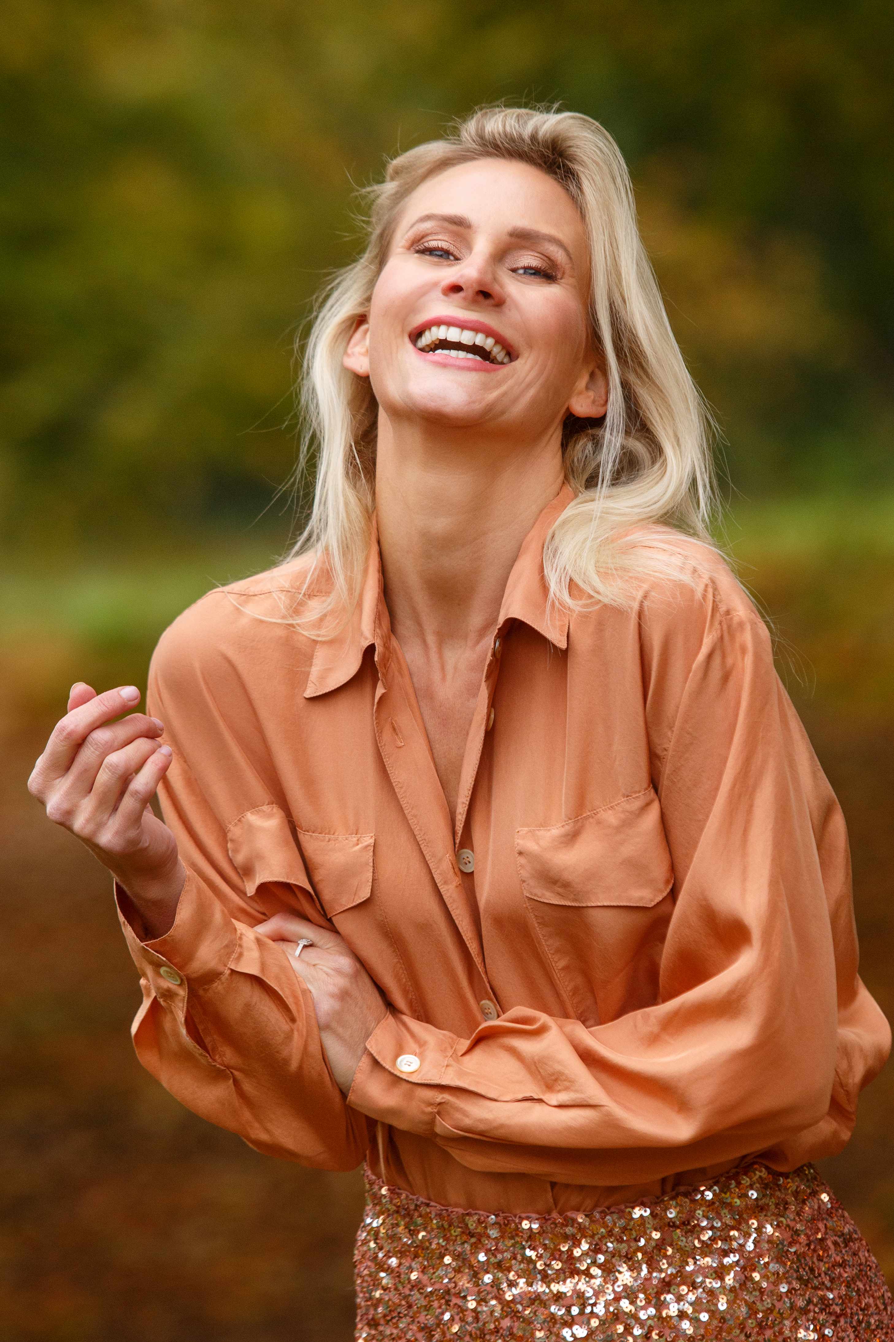 Suzanne lachend en stralend, de energie en het plezier van ChiChi Fit