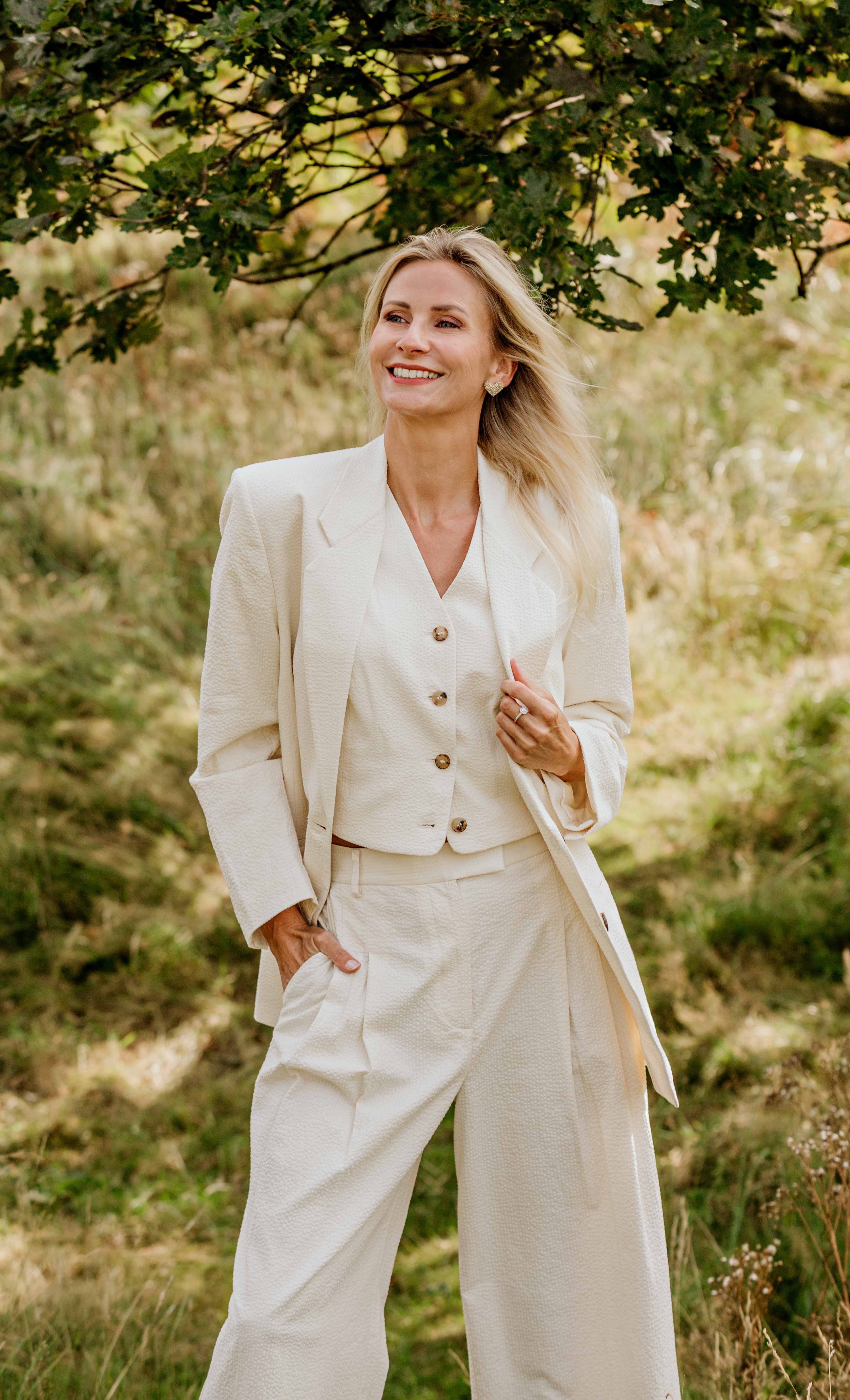 Suzanne rechtop en elegant — houding en presence tijdens persoonlijke coaching