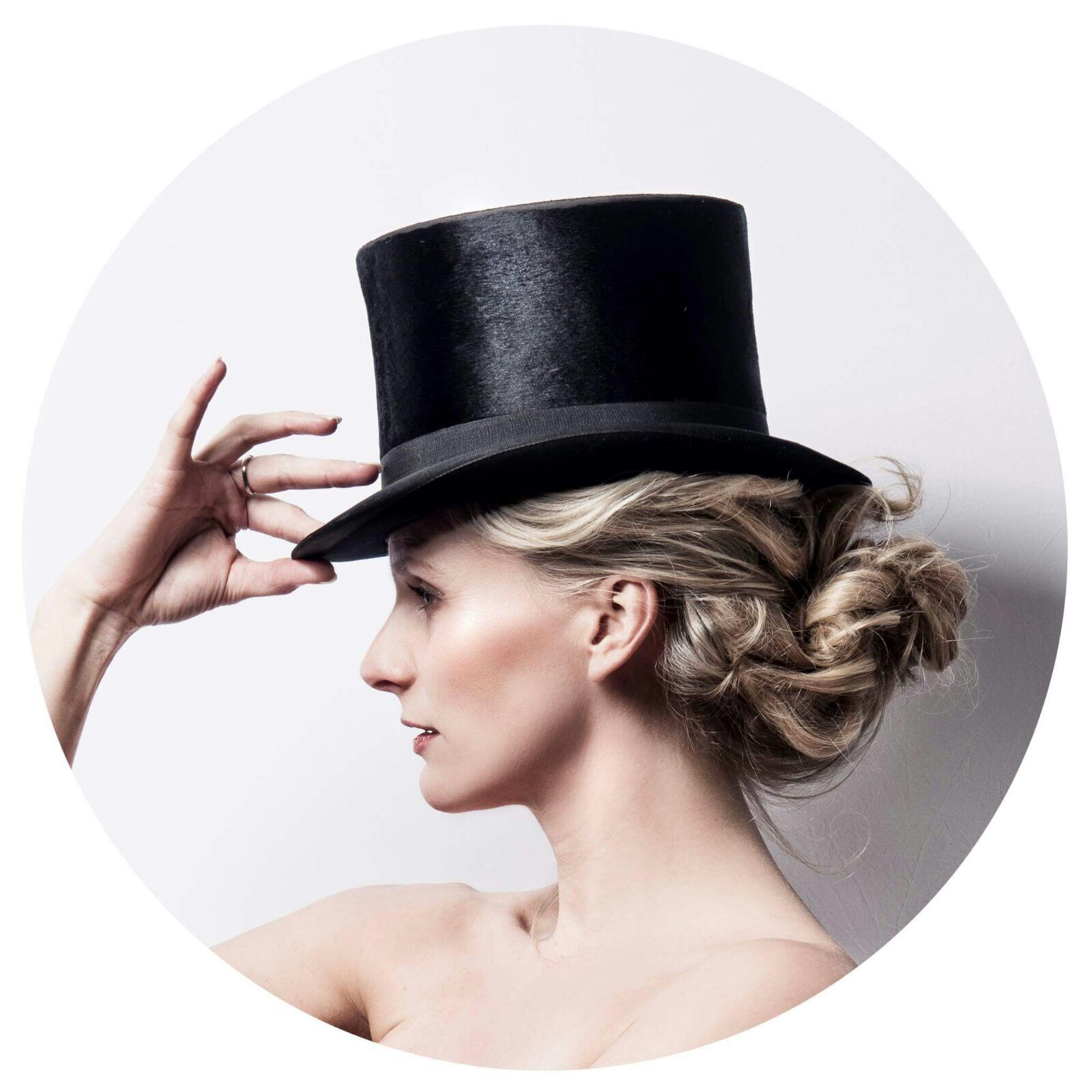 Suzanne poseert met hoge hoed, de musical-theatre en showenergie van ChiChi Fit